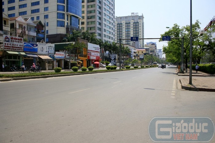 Trước đây, phố Kim Mã chỉ vắng vẻ như thế này vào sáng mùng 1 Tết nhưng nay đã "phá lệ" bởi nắng nóng